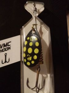 Lures Caperlan Weta + #2 noir à point jaune 
