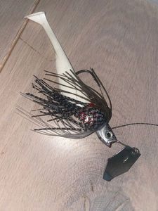 Lures LMAB Chatterbait 10g + trailer boanc et rouge 