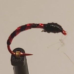 Tying DF 76 - 9H14 noir tinsel rouge, vernis UV