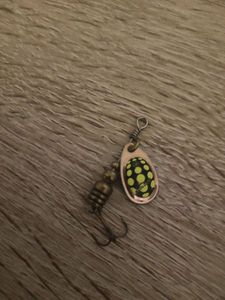 Lures Caperlan Noir a point jaune N°0