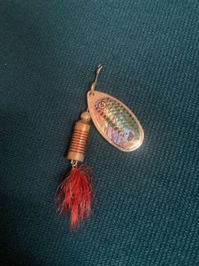 Lures Caperlan Cuillère grise caperlan avec eacail grise d’un côté et verre de l’autre et petit poil rouge au niveau de l’hameçon