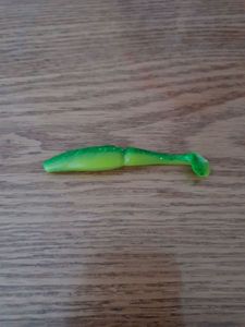 Lures Esfishing One up 4" couleur vert pailleté